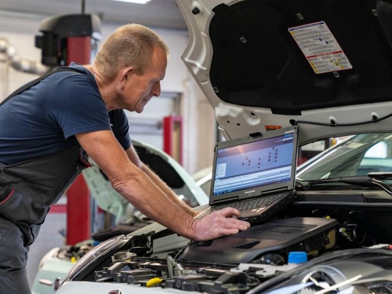 Mechaniker von Automobile Freutel  TOP Markenspezialist für Renault und Dacia führt eine HU/AU an einem Auto durch.