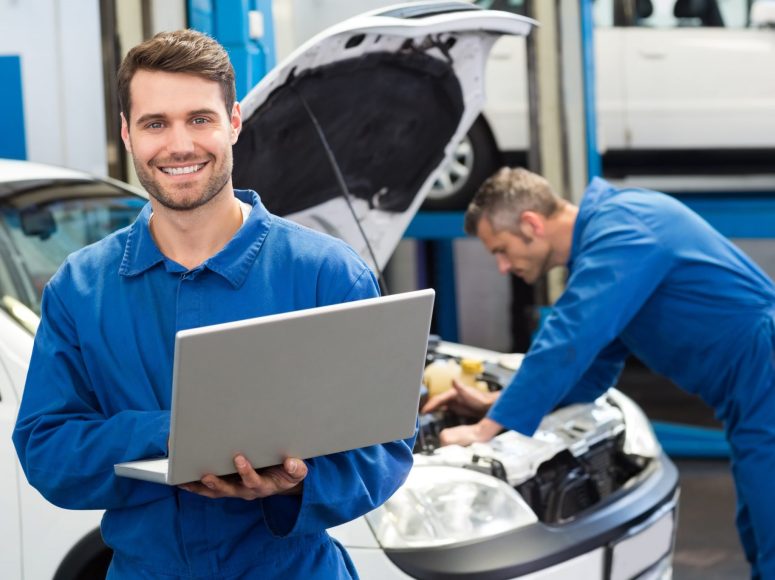zwei Mechaniker, die die Reparatur und Wartung durchführen bei TOP Markenspezialist Automobile Freutel , Spezialist für Renault und Dacia in Umgebung Übach-Pahlenberg, Baesweiler, Erkelenz, Eschweiler, Heinsberg, Hückelhoven, Stolberg (Rheinland), Würselen