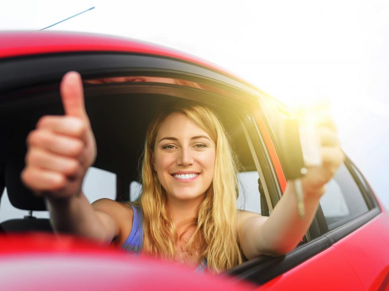 Gut gelaunte Frau, die den Daumen nach oben streckt, nachdem Automobile Freutel  ihr die Inzahlungnahme angenehm gestaltet hat.