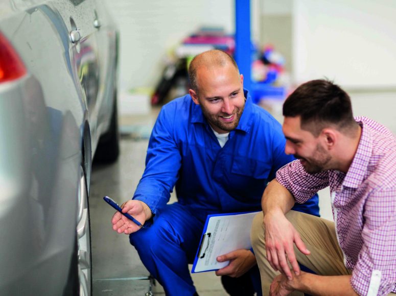 Mechaniker und Kunden besprechen Herstellergarantie beibehalten bei TOP Markenspezialist Automobile Freutel . Spezialist für Renault und Dacia