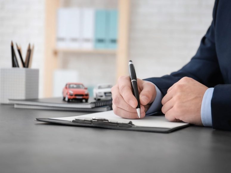 Kunde von Automobile Freutel  TOP Markenspezialist für Renault und Dacia unterzeichnet eine Neuwagen-Vollmacht.